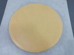 然后擀成圆饼
