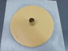 中间用一个模具印一个圆圈