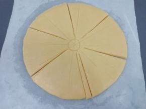 然后分成六份，用刀切开，顶部不要切断