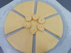 然后切成的小条从底部卷起