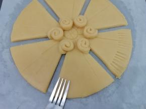 卷好的小圈用手按倒