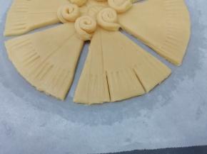 然后在每片鱼尾部切两刀