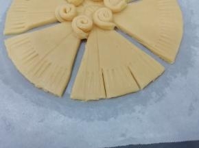 然后在每片鱼尾部切两刀