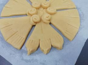 用手在底部捏紧，做成鱼的尾巴