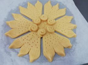 在鱼身上用牙签不规则的扎一些小洞