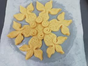 然后在鱼的尾部上边，用筷子轻轻的加紧