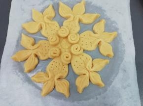 然后在鱼的尾部上边，用筷子轻轻的加紧