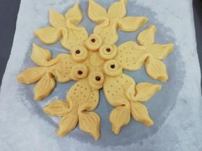 然后把红豆洗干净，放在鱼眼的位置