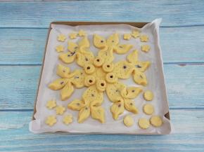 连油纸和做好的鱼一起放在烤盘上，放入提前预热好的烤箱中190度，中层烤25分钟
上面用蝶豆花水在鱼身上点几下