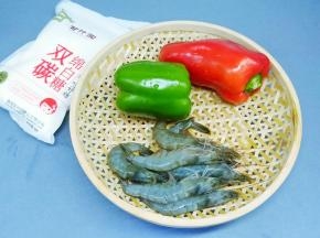 新鲜对虾色泽鲜亮、气味正常、而且外壳有光泽度，半透明状、虾肉肉质紧密，富有弹性。