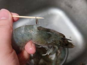 对虾洗净用牙签挑去虾线。