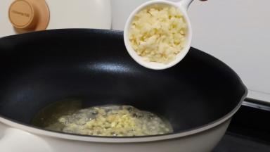  锅中加少许油，油温约5成热时加入生姜蒜末，慢慢炸成金黄色。