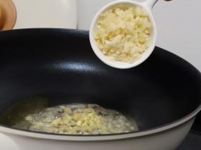  锅中加少许油，油温约5成热时加入生姜蒜末，慢慢炸成金黄色。