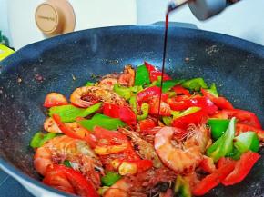 倒入青红椒翻炒断生，加生抽两勺。