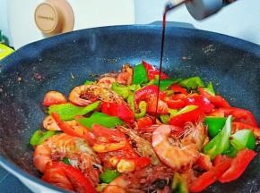 倒入青红椒翻炒断生，加生抽两勺。