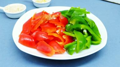  青红椒去蒂去籽后切成小块，大蒜生姜去皮切碎末。