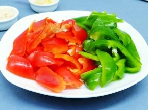  青红椒去蒂去籽后切成小块，大蒜生姜去皮切碎末。