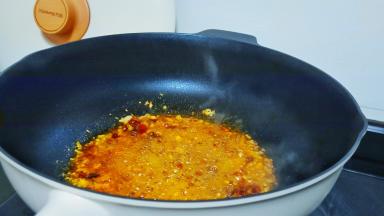 加辣椒酱、郫县豆瓣酱炒出红油。