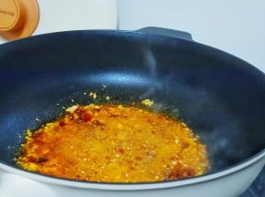 加辣椒酱、郫县豆瓣酱炒出红油。