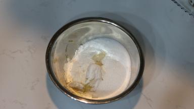 1. #金宝酥粒#
冷藏的黄油取出切成小块，与金宝酥粒部分的其他材料混合。