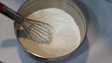 3. #麦芬面糊#
将材料中的低筋面粉、砂糖、盐、泡打粉混合过筛后用蛋抽搅匀