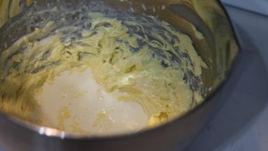 6. 每加入一次淡奶油，都需要将淡奶油和黄油打至一体状态才可以加入下一次淡奶油