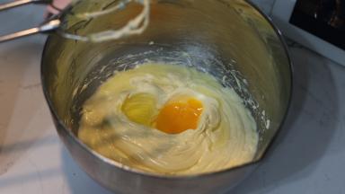 8. 室温的鸡蛋分两次加入到【步骤7中】，每一次加入后确保用打蛋器打至混合均匀成为一体才可以加入下一次。