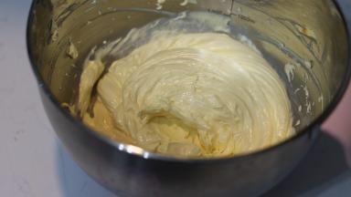 9. 两次鸡蛋全部加入后最终得到的状态（一般我到这一步就会开烤箱，190℃，开始预热