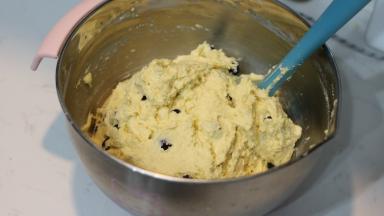 11. 粗粗的拌几下就可以，切忌搅拌过度。如果是长时间冷冻的蓝莓，建议放在冰箱冷藏室解冻回温后再使用。不然容易使麦芬面糊过硬，不好挤出。