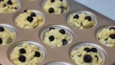 13. 一定要把材料中的酥顶全部都满满地撒在表面！！然后将剩余的蓝莓平均分配，按进面糊表面