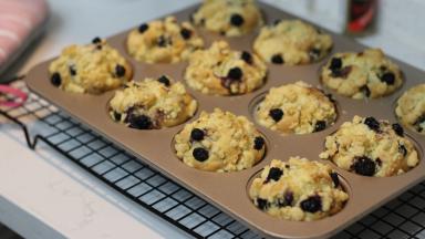 14. 放入预热中的烤箱中层，转180℃。烘烤25分钟左右，至麦芬上表面颜色金黄即可出炉