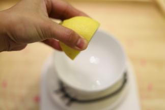 1： 柠檬对切，取汁，25克大概是一个柠檬榨出来的量。