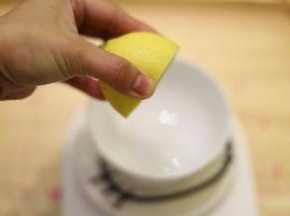 1： 柠檬对切，取汁，25克大概是一个柠檬榨出来的量。