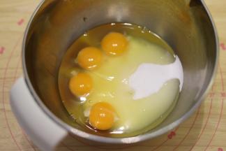 2： 鸡蛋液、细砂糖、盐放入无水无油的打蛋盆内。