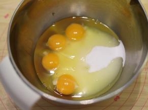 2： 鸡蛋液、细砂糖、盐放入无水无油的打蛋盆内。