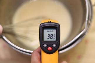 3：  隔热水小火加热，手动打蛋器搅拌至蛋液温度为40度后离火（冬天可以继续隔水打发）。