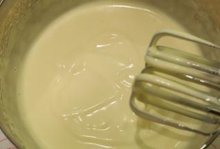 4： 先高速打发至无大的气泡，再转低速打发至滴落的蛋液写“8”字后，缓慢消失。