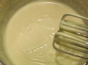 4： 先高速打发至无大的气泡，再转低速打发至滴落的蛋液写“8”字后，缓慢消失。