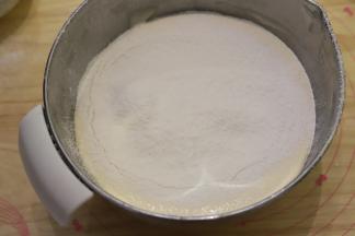 5： 低筋面粉和泡打粉先混合，筛入蛋液内。