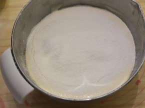 5： 低筋面粉和泡打粉先混合，筛入蛋液内。