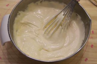 6： 用蛋抽搅拌均匀。