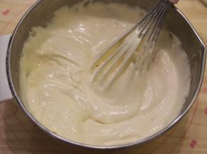 6： 用蛋抽搅拌均匀。