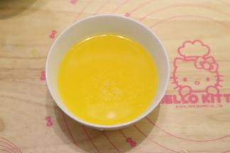 7： 黄油放入小奶锅内，小火加热至80度左右，过筛入柠檬汁内。