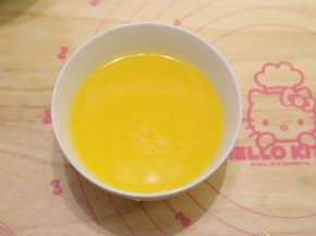 7： 黄油放入小奶锅内，小火加热至80度左右，过筛入柠檬汁内。