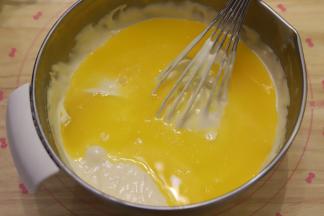 8： 将黄油和柠檬汁混合物倒入面糊内。