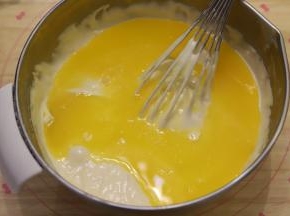 8： 将黄油和柠檬汁混合物倒入面糊内。