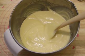 9： 同样用蛋抽或刮刀翻拌均匀。