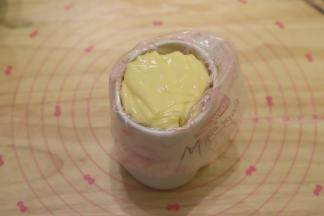 10： 拌好的面糊倒入裱花袋内。