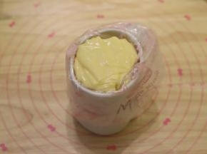 10： 拌好的面糊倒入裱花袋内。