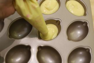 11： 挤入学厨12连柠檬蛋糕模内。